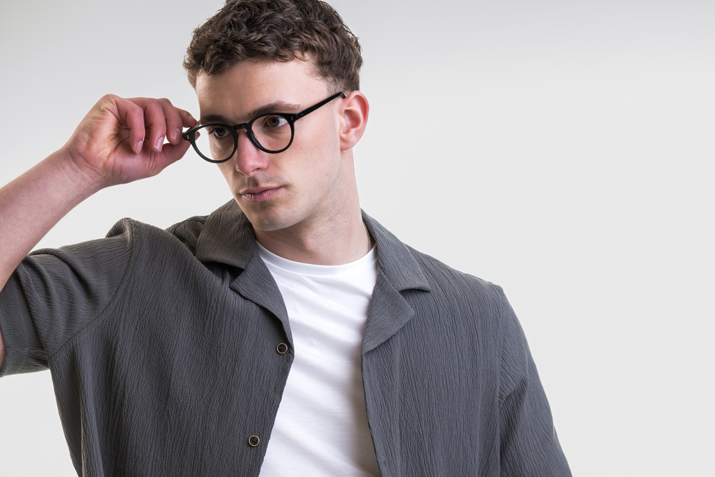 male model wearing Bell black glasses