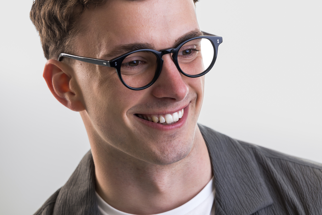 male model wearing Bell black glasses