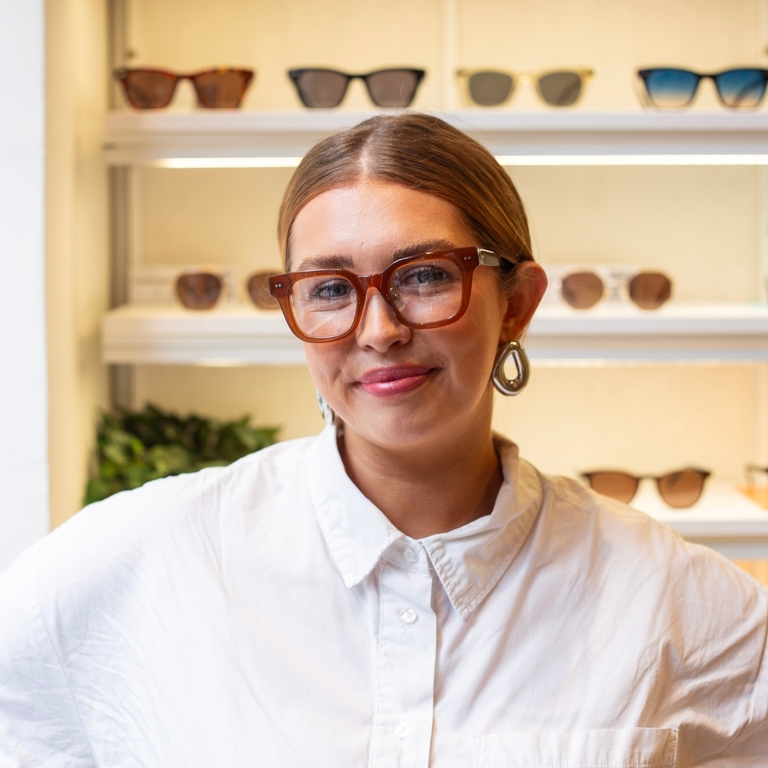 Kendra wearing IOLLA Logan in Chocolate
