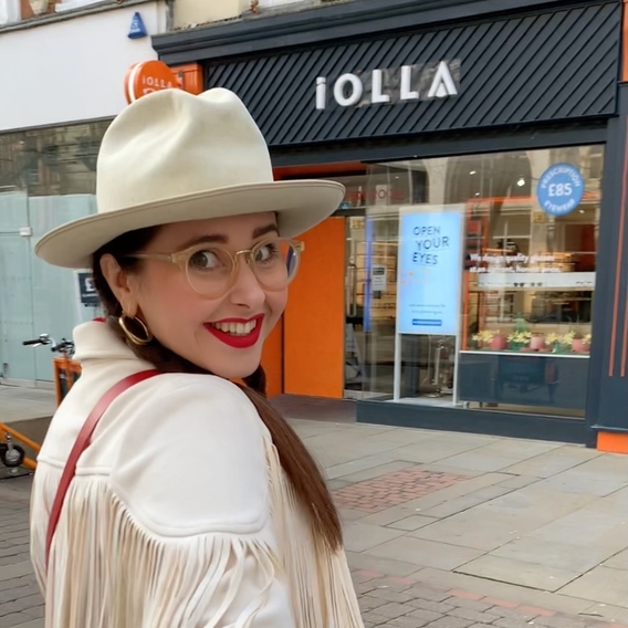 influencer outside IOLLA glasses showroom