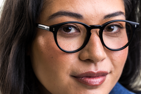 Female model wearing Bell black glasses