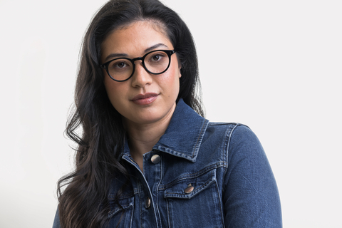 Female model wearing Bell black glasses