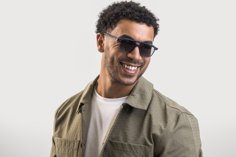 male model wearing IOLLA Ramsay sunglasses in stone blue